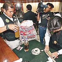 秘魯警方宣布把穆爾加停職。圖為警方之前展示證物。	（資料圖片）