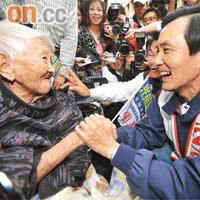 馬英九昨天在宜蘭拉票時與婆婆握手。	（本報宜蘭傳真）