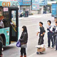 發生搶劫的巴士站，每日均有大批學生候車。（張少君攝）
