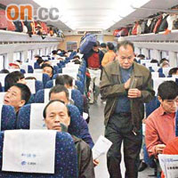武廣高鐵首日營運，吸大批乘客搶搭。	（黃少君攝）