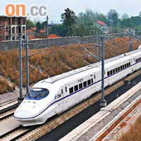 武廣高鐵昨日投入服務，為中國的列車服務揭開新一頁。	（新華社傳真）