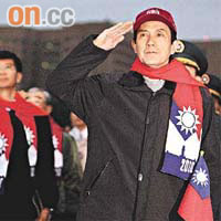 馬英九（右）及蕭萬長（左）戴上青天白日滿地紅旗頸巾，率領官員出席升旗儀式。	（本報台北傳真）