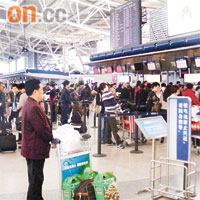 深圳機場昨有大批乘客滯留。	（黃少君攝）	