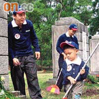學生到解放海南島戰役烈士陵園掃墓，悼念捐軀的戰士。	（資料圖片）