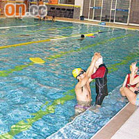 台教育部計劃大量興建游泳池，令八成學生會游泳。	（電視畫面）