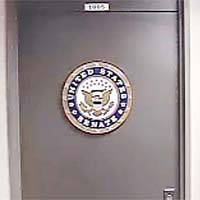 蘭德里歐的參議員辦公室門口。