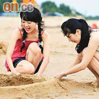 遊客在平潭島的沙灘上玩耍。	（資料圖片）
