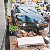 駕駛者往往遇到車禍，導致汽車及建築物損毀。