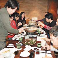 台北<br>台北不少市民外出吃團年飯，食肆生意火旺。	（張偉御攝）