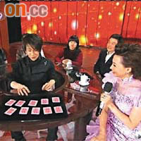 央視九台在重播時，主持人董卿（右一）的服裝變為粉紅色。