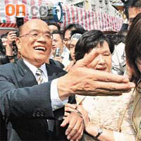 蘇貞昌到保安宮參拜後發表參選台北市長宣言。 （本報台北傳真）
