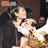 周美青（左）在音樂會完結後，上台與高紫萱擁抱。	（本報台北傳真）