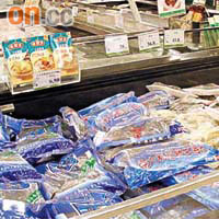 深圳消委會指市內有大型連鎖超市銷售冰凍海鮮時，以把冰計入淨含量等方式進行缺斤短両。	（黃少君攝）