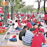 席地而坐的紅衫軍帶備糧食參加集會。	（讀者提供）