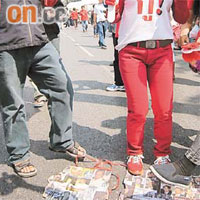 示威者踐踏印有阿披實照片的紙牌。	（讀者提供）