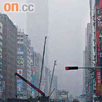 台北的天空一片灰蒙蒙，１０１大樓幾乎隱身在「迷霧」中。	（本報台北傳真）