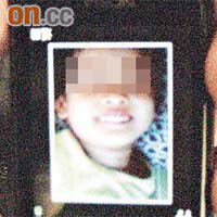 死者母用手機展示被殺愛女的照片。