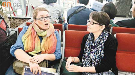 Debbie（左）及Claire（右）對本港機場當局沒給予援助感無奈。	（盧志燊攝）