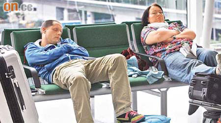有外國旅客滯留本港機場，倦極而睡。	（袁志豪攝）