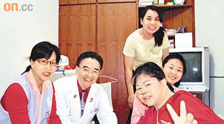 台中末期癌症病人李梅菊（右一）展現出旺盛的求生意志。（本報台中傳真）