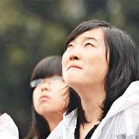 上海高校學子冒雨悼念。	（新華社圖片)