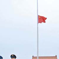 天安門廣場降半旗悼念死難者。		（新華社圖片)