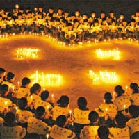 山東郯城縣中學生點蠟燭悼念。	（新華社圖片)