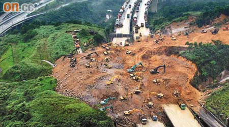 大批重型挖泥車不斷在山崩現場挖掘。	（本報基隆傳真）