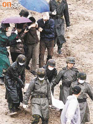 救援人員抬走葉茂竹的遺體，走在後方的家屬哭斷腸。 （本報基隆傳真）