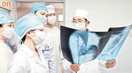 廣州女工一度被懷疑染上沙士。圖為沙士期間，醫護人員在查看病患的Ｘ光片。	（資料圖片）