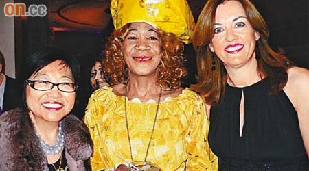 黃唯（左）成功為奧巴馬姑姐奧尼揚戈（中）爭取美國政治庇護。（本報美國圖片）