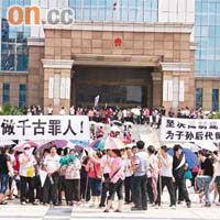 數百居民周日到鎮政府門前示威，抗議興建垃圾焚燒廠。	（兩岸組樟木頭傳真）