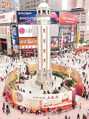 重慶當局指廣告牌有損市容，圖為地標解放碑曾被大量酒廣告包圍。（資料圖片）