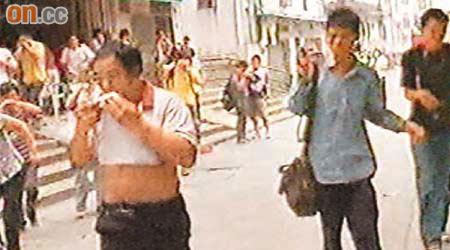 警方施放催淚彈後，附近民眾爭相走避。	（電視畫面）