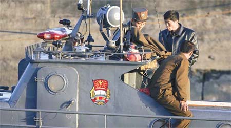 北韓士兵在鴨綠江岸邊整備軍方巡邏艇。（資料圖片）