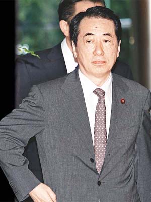 菅直人內閣黨員相繼爆出醜聞，菅直人同時亦自身難保。