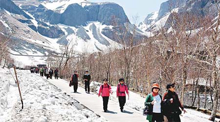 長白山每年吸引大量遊客觀光。	（資料圖片）