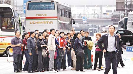 大批中國旅行團團友到東京銀座觀光。	（資料圖片）