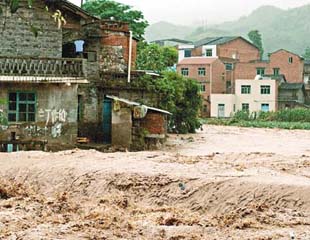 暴雨成災 長江下游告急