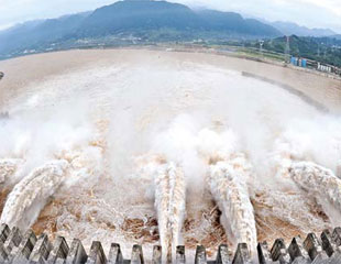 洪峰撲三峽決堤塌橋