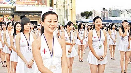 東莞有Ｋ場小姐穿性感護士服進行「閱兵」。