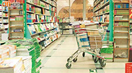深圳一大型書店顧客疏落。	（黃少君攝）