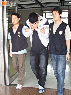 陳儒正（中）被警方帶走。	（本報台北傳真）