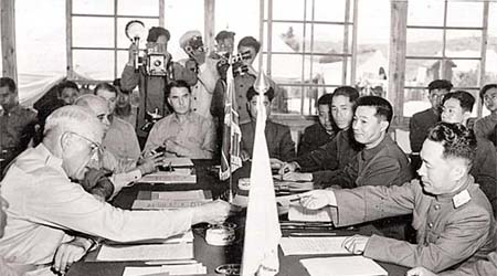 兩韓簽署《停戰協定》後翌日，軍事停戰委員會在板門店開會。	（黑白資料圖片）
