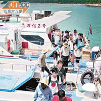 遊客坐渡船抵達下川島獨灣港碼頭。	（本報台山傳真）