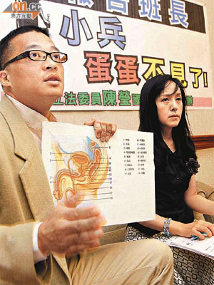 受害人叔父（左）在立委陳瑩（右）陪同下，指控軍醫院手術失誤。（本報台北傳真）