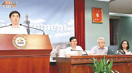 郝龍斌（左）在記者會上說明新生高架橋的調查報告。	（本報台北傳真）
