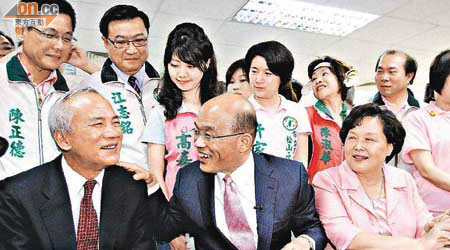 民進黨蘇貞昌（中）登記參選台北市長。（本報台北圖片）