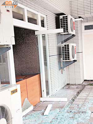 花蓮消防局防颱中心玻璃門被吹破。	（本報台北傳真）
