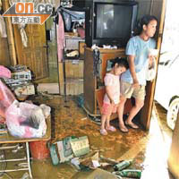 高雄岡山鎮民居受淹，災民無奈地倚在門邊。	（本報高雄傳真）